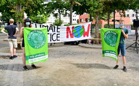Mahnwache vor der Marktkirche von Fridays for Future. ©2020 Volker Watschounek