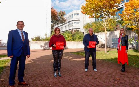 Kultusminister Lorz verleiht DKMS-Schulsiegel