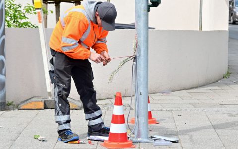 DIGI-V: Zukünftige digitale Verkehrssteuerung. Arbeiten an Ampelanlage. Kaiser-Friedrich-Ring, Herzosplatz