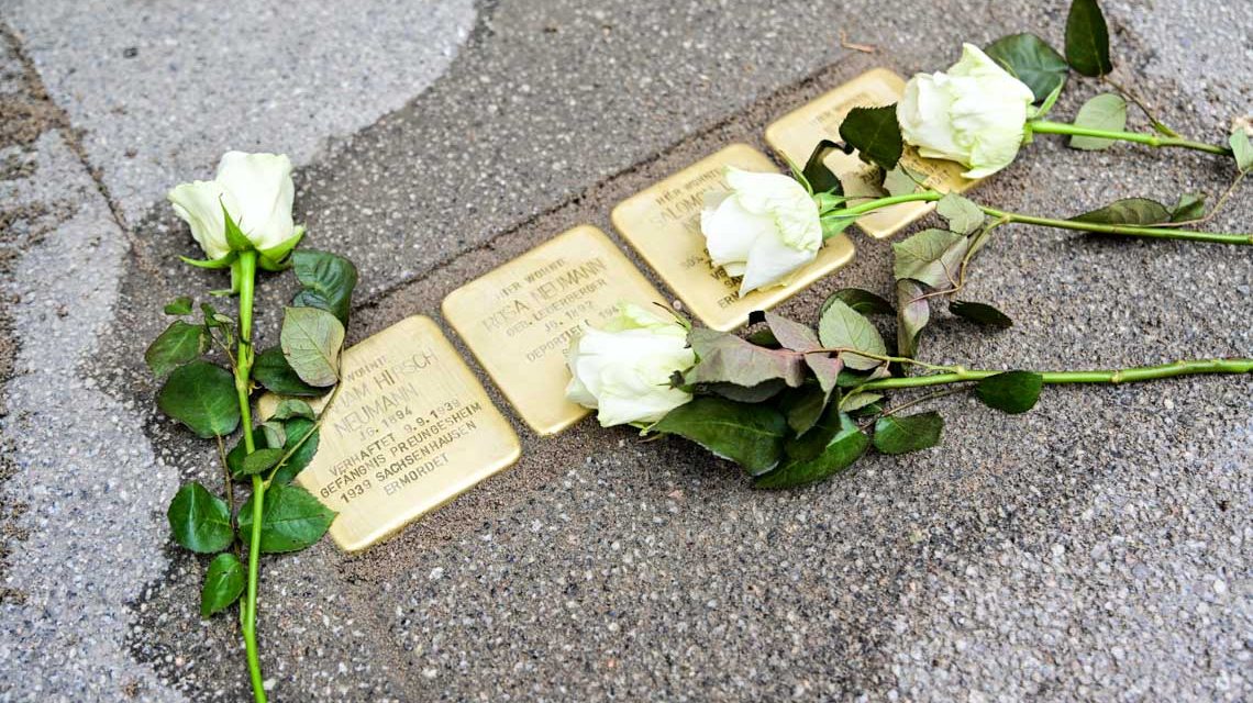 Johanna Winter und Amjulie Lahr, Schülerinnen der 10. Klasse vom Campous Klarenthal.Alle 10. Klassen haben eine Patenschaft für Salomon und seine Schwester übernommen. Foto: Volker Watschounek