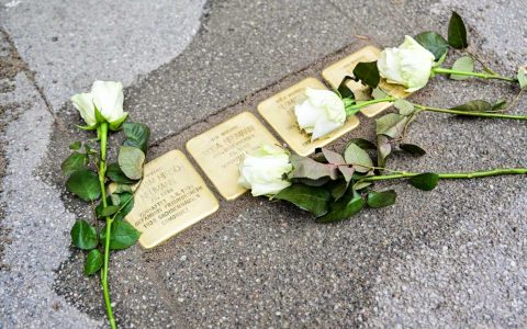 Johanna Winter und Amjulie Lahr, Schülerinnen der 10. Klasse vom Campous Klarenthal.Alle 10. Klassen haben eine Patenschaft für Salomon und seine Schwester übernommen. Foto: Volker Watschounek