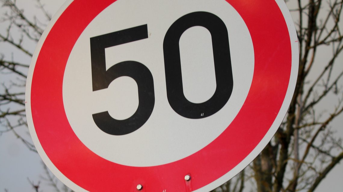 Ampel, Tempo 50 von Florin Birjoveanu auf Pixabay