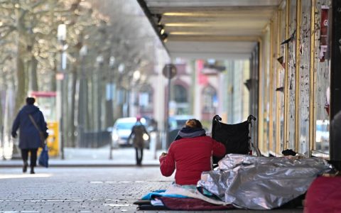 Winterhilfe: Luisenstraße, neben der Bonifatiuskirche, Obdachlose auf der Straße. Unter der Alu-Decke befindet sich ein weiterer Obdachloser. Foto: Volker Watschounek