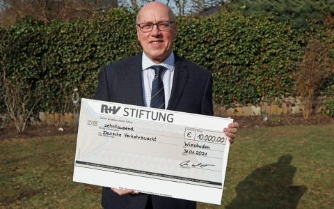 R+V Versicherung spendet 10000 Euro an Verkehrswacht