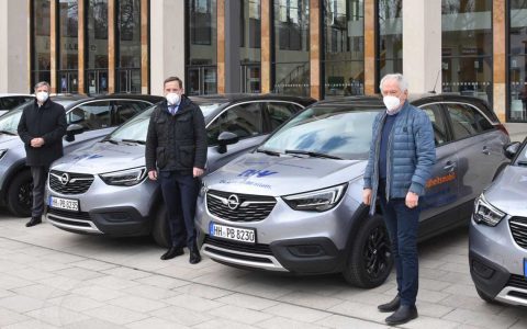 Gert-Uwe mende, Jens Hasselbächer und Leo Kutscheid vor Autos des Fahrservices. Foto: R+V Versicherung