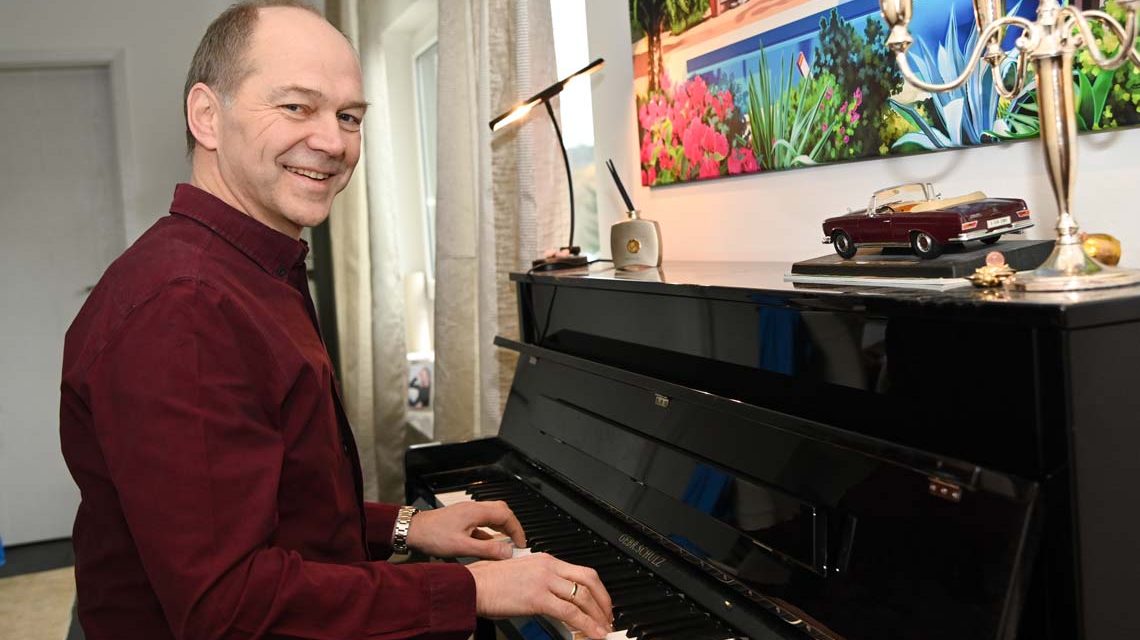 Dr. Gerhard Obermayr privat am Klavier.