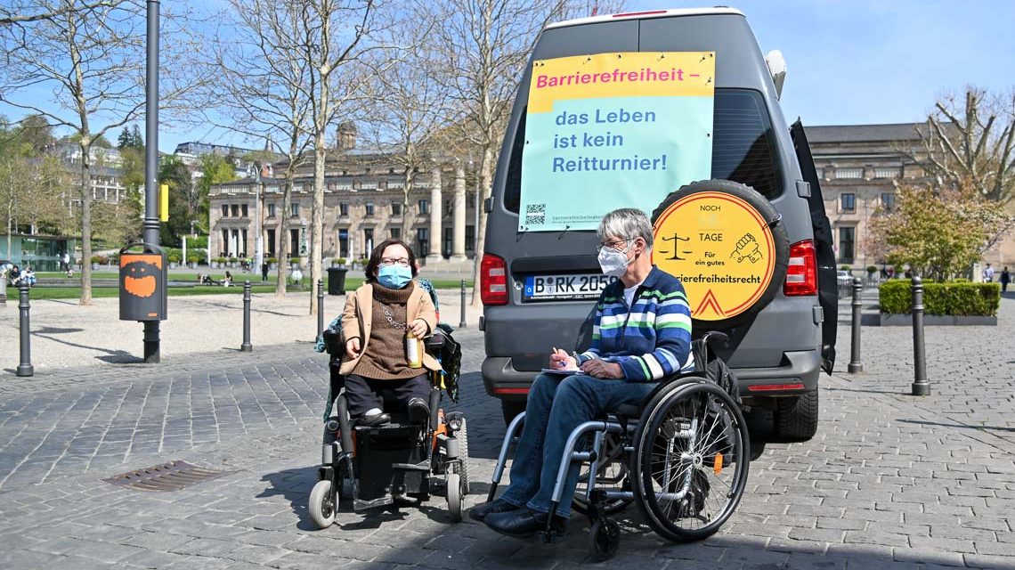 Barrierefreiheit: Rika Esser im Gespräch mit Dr. Sigrid Arnade vor den Kurhaus Wiesbaden.