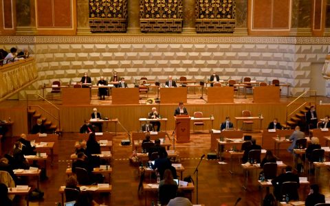 Konstituierende Stadtverordnetenversammlung im Kurhaus Wiesbaden. Gerhard Obermayr wird zum neuen Stadtverordnetenvorsitzenden gewählt. (Hinterzimmer)