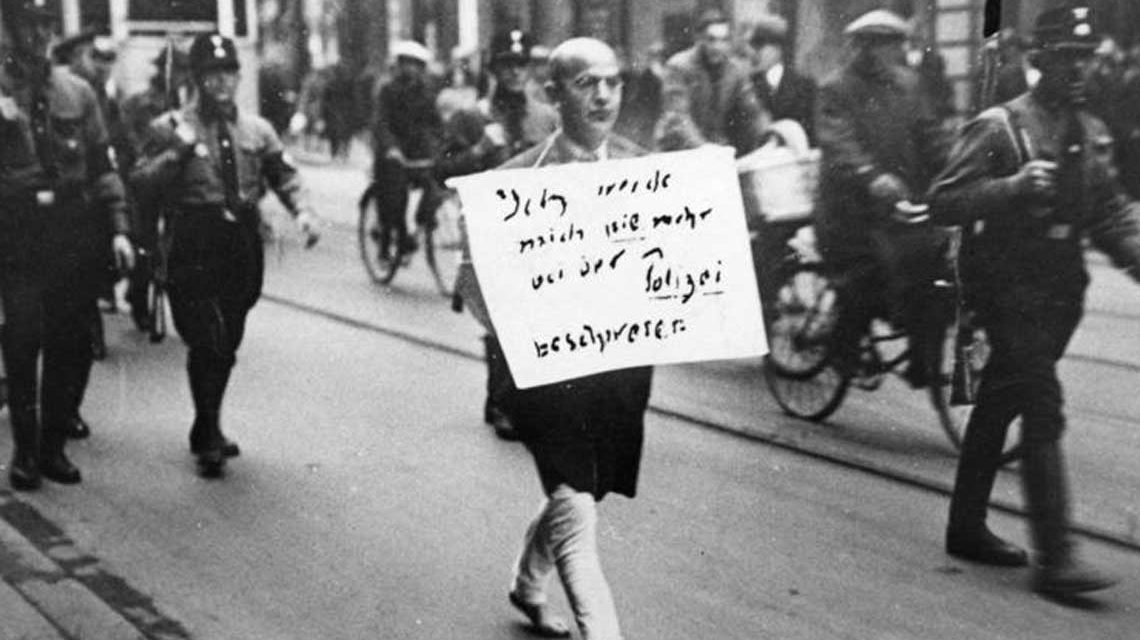 Antisemitismus, Rasismus: ADN-ZB/Archiv Deutschland unter dem faschistischen Terrorregime 1933-1945 Weltweit als Dokument der Schande für die Nazi-Schergen wurde dieses Foto vom März 1933. ein jüdischer Anwalt, der noch auf die Polizei als Hüterin von Recht und Ordnung vertraut hatte, wird von SA-Rowdys, die als Hilfspolizisten fungierten, ¸ber den Stachus in München getrieben. Der Mann, den das Bild zeigt, der Münchner Rechtsanwalt Dr. Michael Siegel, einer der ersten Opfer des braunen Terror-Regimes, war einer der wenigen, der es überlebte, obwohl er bis in die Kriegszeit hinein in Deutschland ausharrte. Er ist am 15. März 1983 im 97. Lebensjahr in Lima (Peru) gestorben. Foto: Heinrich Sanden