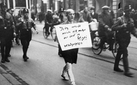Antisemitismus, Rasismus: ADN-ZB/Archiv Deutschland unter dem faschistischen Terrorregime 1933-1945 Weltweit als Dokument der Schande für die Nazi-Schergen wurde dieses Foto vom März 1933. ein jüdischer Anwalt, der noch auf die Polizei als Hüterin von Recht und Ordnung vertraut hatte, wird von SA-Rowdys, die als Hilfspolizisten fungierten, ¸ber den Stachus in München getrieben. Der Mann, den das Bild zeigt, der Münchner Rechtsanwalt Dr. Michael Siegel, einer der ersten Opfer des braunen Terror-Regimes, war einer der wenigen, der es überlebte, obwohl er bis in die Kriegszeit hinein in Deutschland ausharrte. Er ist am 15. März 1983 im 97. Lebensjahr in Lima (Peru) gestorben. Foto: Heinrich Sanden