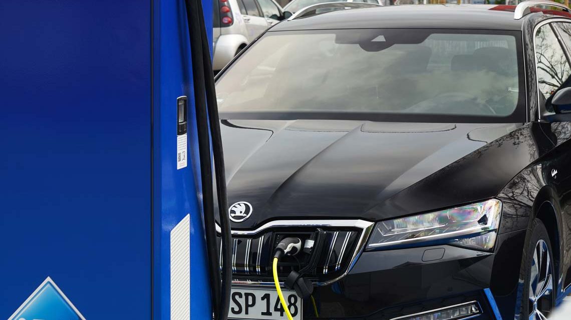 Bei REWE in Ingolstadt können Kunden ihr E-Auto bei Aral laden.