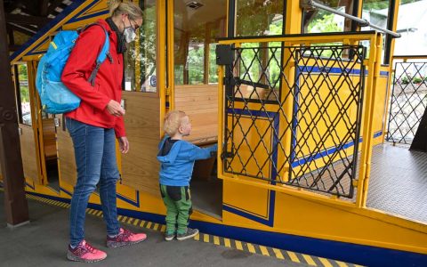 Mutter mit Kind: Der kleine Moritz freut sich auf seine erste Fahrt mit der Nerobergbahn.