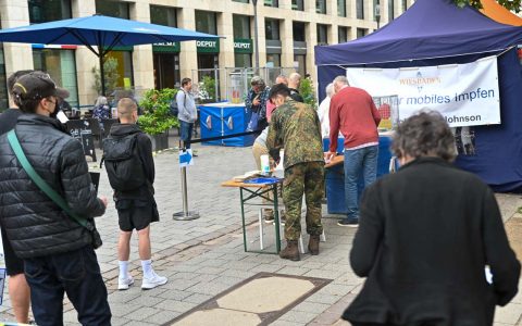 Während der Wochenmarkt lief hat gegenüber des Cafés Le Maisson du Pain eine Sonderimpfaktion der LH Wiesbaden stattgefunden.