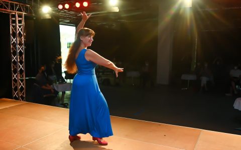 Gaby Herzog tanzt auf der Bühne im Marlee Flamenco