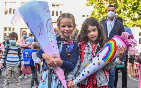 Aurelia und Greta bei der Einschulung in der Hebbel Grundschule