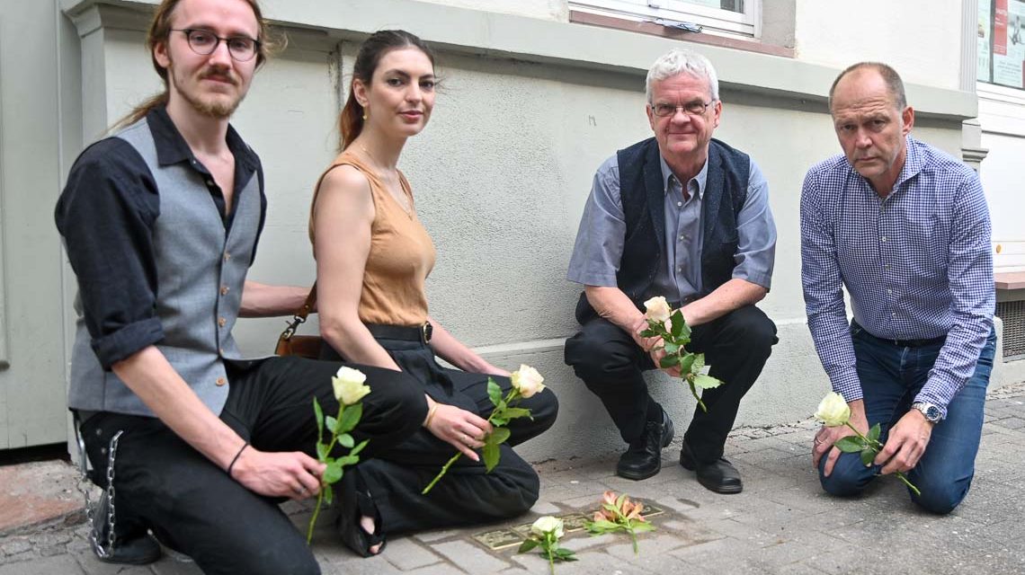 Sarah und Alexander Hodges haben die Patenstaft für Sara und Herbert Epstein. Roland Presber die Patenschaft für Ferdinand Baum.