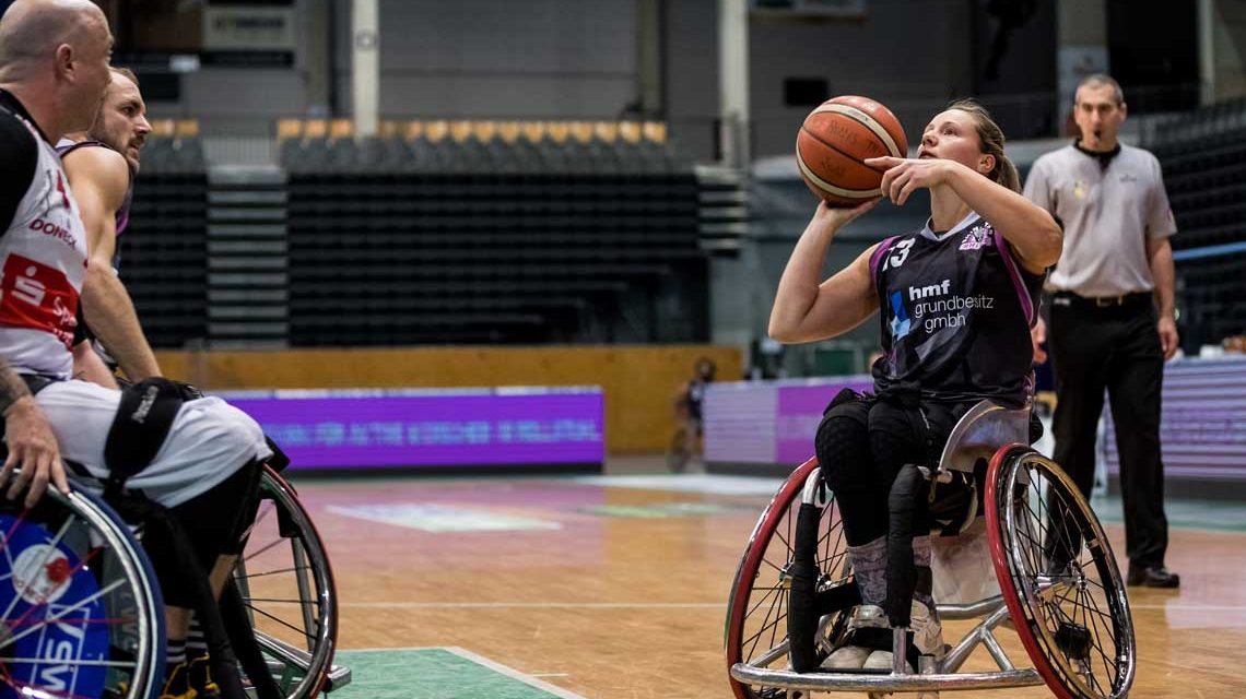 Es ist wie erwartet vor allem Dirk Passiwan, der seine Mannschaft im Spiel hält und stur die Bälle für Trier durch die Reuse jagt.