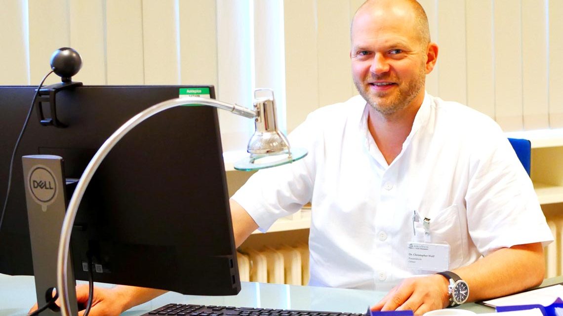 Chefarzt der Gynäkologie Dr. Christopher Wolf im Beratungsgespräch