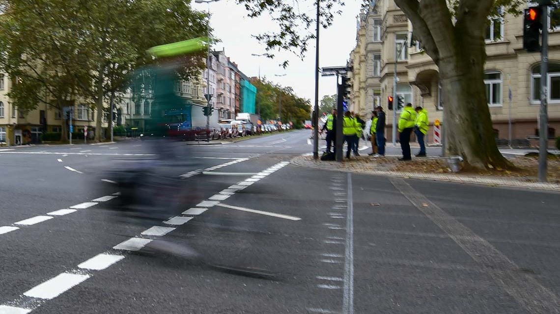 Radfahrer auf dem ersten Ring, nicht auf dem Mittelstreifen.