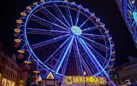 Wiesbadener Riesenrad auf dem Mauritiusplatz neben der Winterstubb