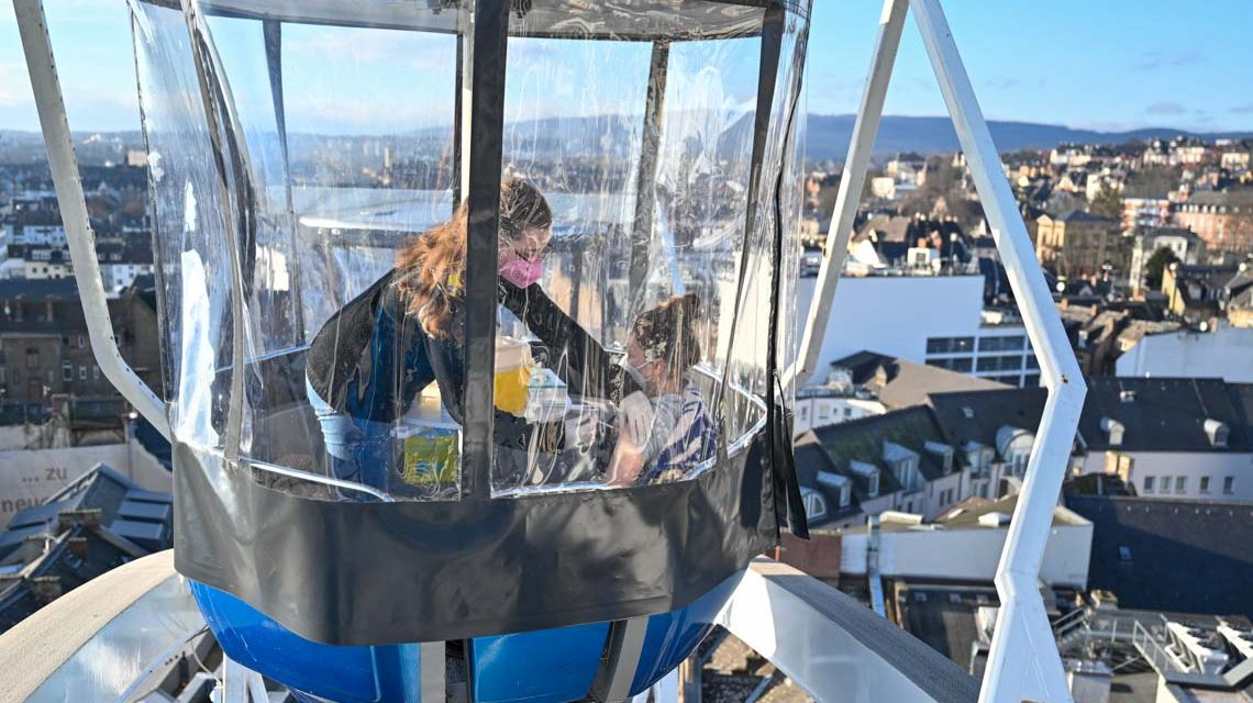 Schwester Maria impft über den Dächern von Wiesbaden im Impf-Riesenrad.