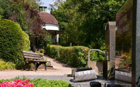 Friedhöfe: Parkbank im Friedhof Rambach