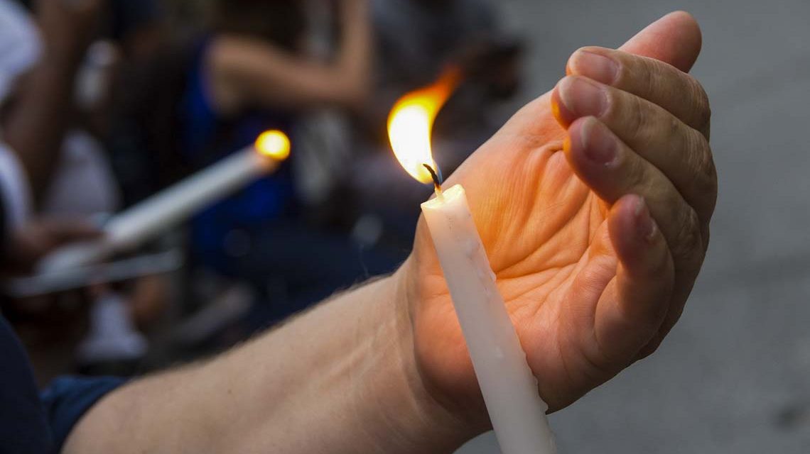 Mahnwache, Hand mit Kerze