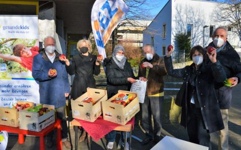 Apfelspende für die KiEZ-Familien im Schelmengraben (von links): Christoph von Papen (Rotary Club Wiesbaden-Kochbrunnen), Sabine Thurau (RC Wiesbaden-Nassau), Loubna Kortobi (Kursleiterin im KiEZ), Carlo Linde (RC Wiesbaden) und Hartmut Hagemann (RC Wiesbaden-Rheingau) übergeben die Äpfel an die Mütter.