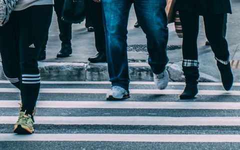 Modellquartier , Fußgängerüberweg, Personen laufen über die Straße - Foto von Kaique Rocha von Pexels
