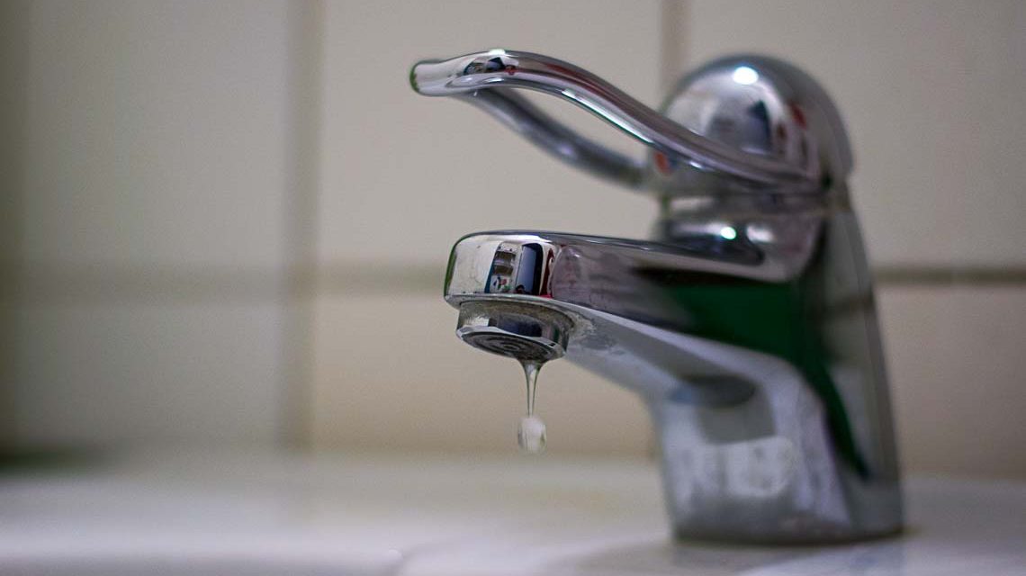 Das Wasser wird abgestellt: Das Bild zeigt einen tropfenden Wasserhahn.