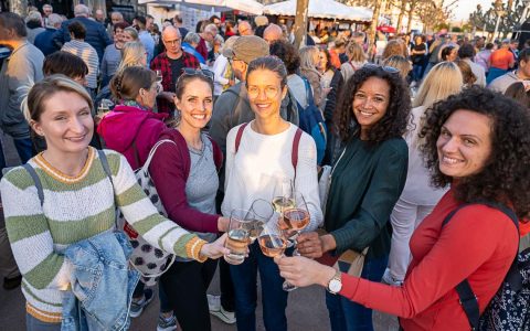 Antrinken am Biebricher Weinstand