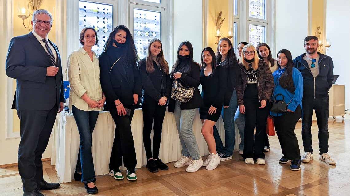 Schülerinnen aus Gent zu Besuch im Rathaus.