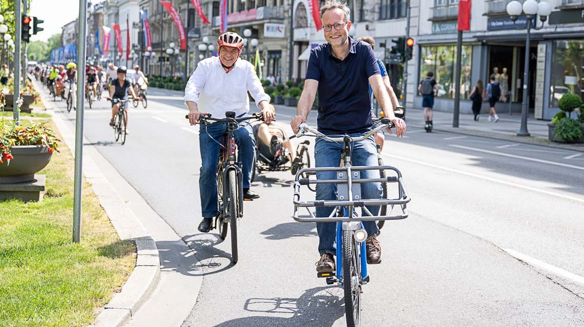 Stadtradeln: Dr. Andreas Hennig und OB Gert Uwe Mende fahren vorne weg.