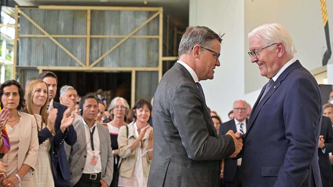 Eine herzliche Begrüßung zwischen Ministerpräsident Boris Rhein und Bundespräsident Frank-Walter Steinmeier auf der documenta. Die heute eröffnete 15. Ausgabe der documenta soll den Globalen Süden repräsentieren