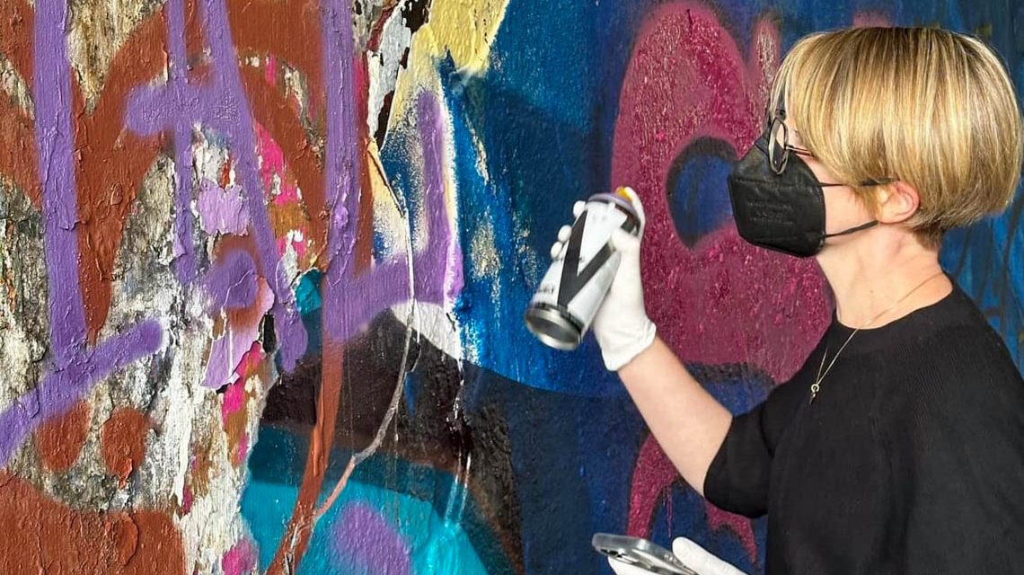 Dr. Patricia Becher als Sprayerin am Brückenkopf in Mainz-Kastel.
