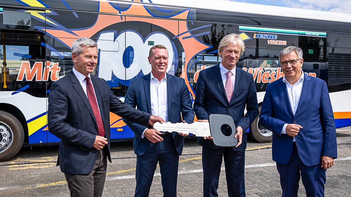 Andreas Kowol, Verkehrsdezernent Wiesbaden, Rüdiger Kappel, Daimler Buses, Jan Görnemann, Geschäftsführer ESWE Verkehr, Gert-Uwe Mende, Oberbürgermeister Wiesbaden (v. l. n. r.)
