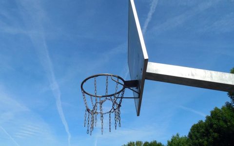 Street-Basketball-Feld und die Boulespielfläche