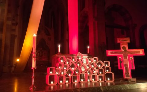 Teelichter in der Kirche ©2022 Stajupfa