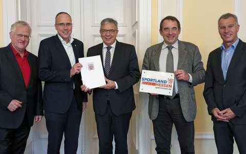 Förderbescheid für Dreifeldsporthalle: Auf dem Bild von links nach rechts: Andreas Guntrum (Geschäftsführer SEG), Peter Beuth (Innenminister Hessen), Gert-Uwe Mende (Oberbürgermeister Wiesbaden), Prof. Dr. Alexander Lorz (Landtagsabgeordneter), Karsten Schütze (Sportsamtleiter Wiesbaden)