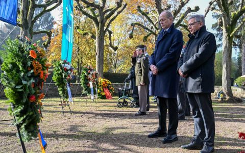 Stilles Gedenken: Oberbürgermeister Gert-Uwe Mende und Stadtverordnetenvorsteher Dr. Gerhard Obermayr legen legen den Kranz der Landeshauptstadt nieder.