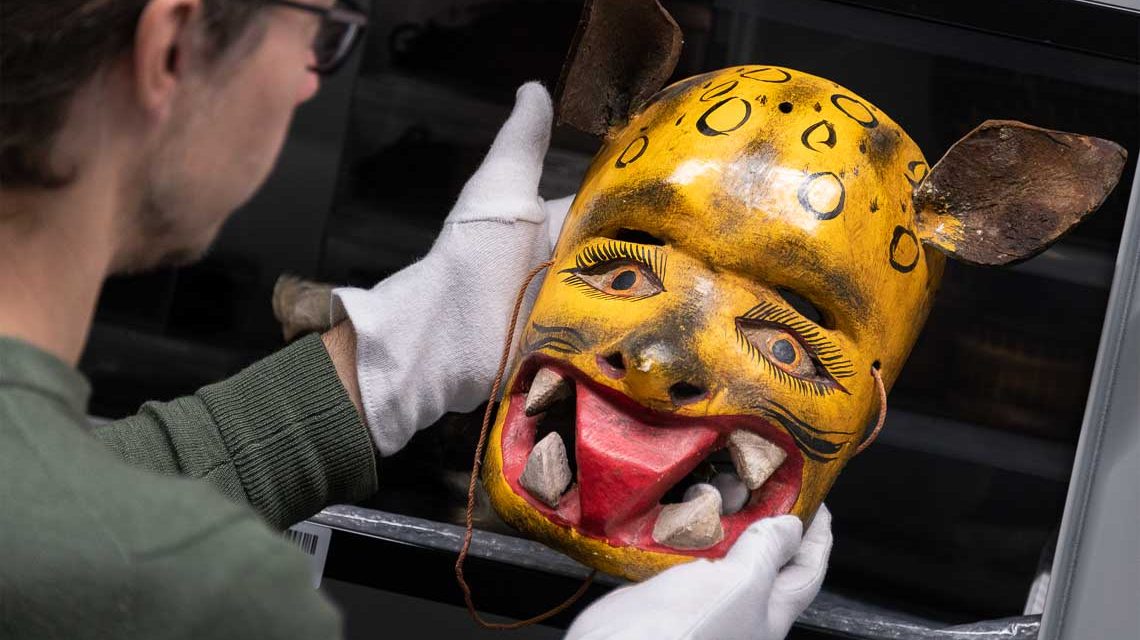 Maske aus dem Fundus im Museum Wiesbaden, darin befinden such auch Fettdosen.