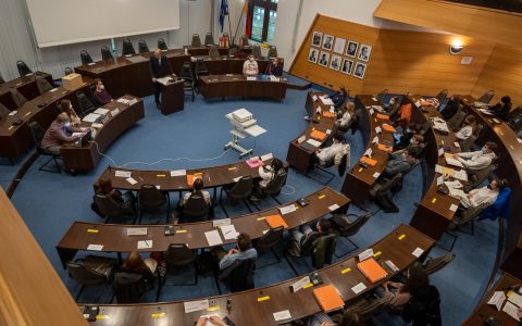 Symbolbild: Das Bild zeigt eine Sitzung der Jugendparlaments, stellvertretend für den Satdtschülerrat.