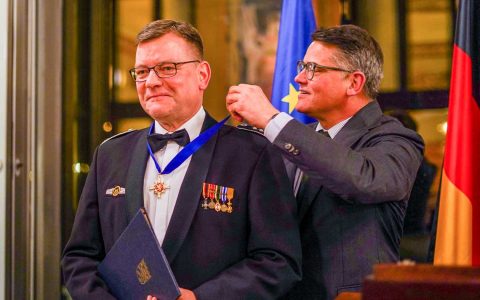 Ministerpräsident Boris Rhein hängt Oberst Christoph Schilling den Hessischen Verdienstorden um.