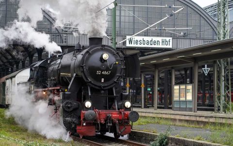 Dampflock fährt aus dem Wiesbadener Hauptbahnhof aus: Aartalbahn, Tourismusstrecke