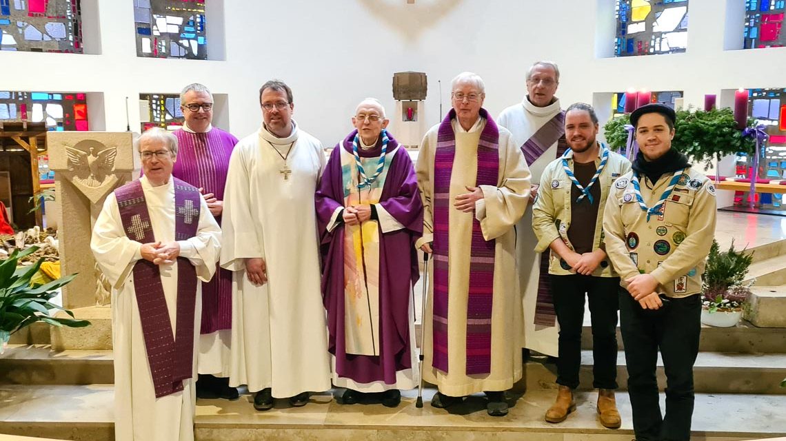 Festlicher Gottesdienst mit Pfarrer Gotthard Fuchs, Generalvikar Wolfgang Rösch, Pastoralreferent Stephan Lechtenböhmer, Pfarrer Franz Meister, Pfarrer Wolf Michael, Diakon Bernd Becker sowie den Pfadfindern Samuel Katzenbach und Emil Basting (von links).