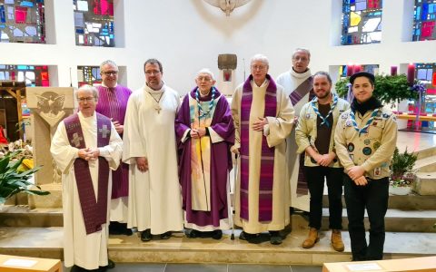 Festlicher Gottesdienst mit Pfarrer Gotthard Fuchs, Generalvikar Wolfgang Rösch, Pastoralreferent Stephan Lechtenböhmer, Pfarrer Franz Meister, Pfarrer Wolf Michael, Diakon Bernd Becker sowie den Pfadfindern Samuel Katzenbach und Emil Basting (von links).