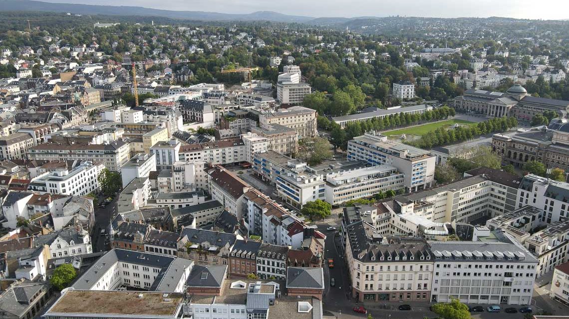 Wiesbaden von oben. Blick vom Marktplatz zum Bowling Green.