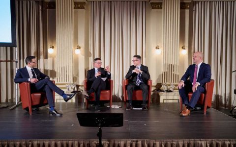 Podium beim Neujahrsempfang der IHK Wiesbaden. v.l.n.r. Moderator Roland Boros, Ministerpräsident Boris Rhein, IHK-Präsident Dr. Christian Gastl, Professor Marcel Fratzscher