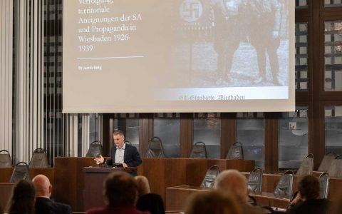 Antisemitismus: Dr. Jacob Berg referiert über die Zeit des Nationalsozialismus in Wiesbden.