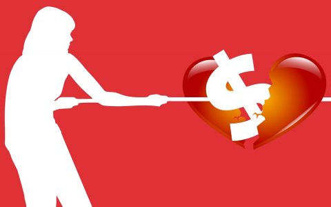 Scheidungshauptstadt Neumünster: Eine Frau zerrt am zerbrochenem Herzen. Es geht um Finanzen.